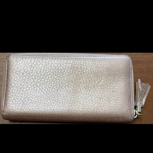 Gucci Pre Loved Embossed 'GGʻMetallic  ROSE GOLD COLOR Leather Wallet - Picture 2 of 7